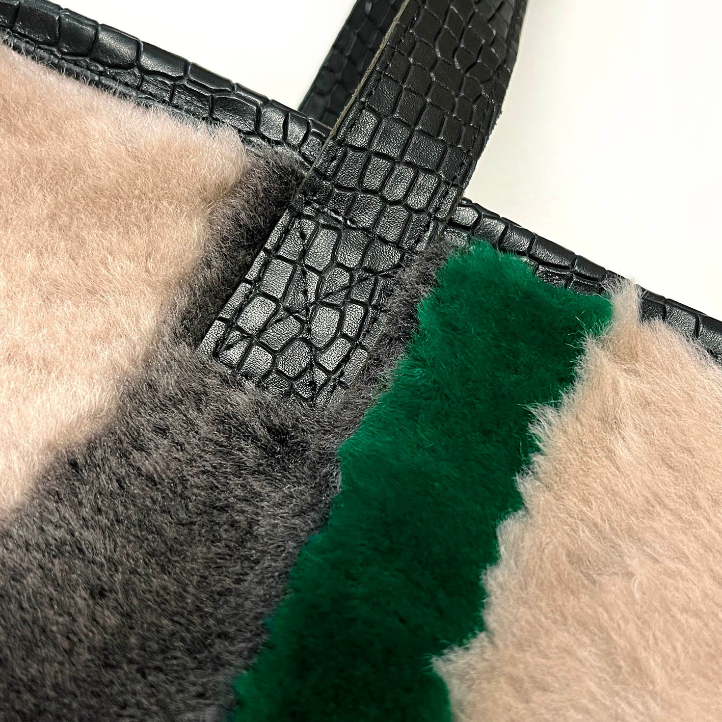 STRIPE SHEEPSKIN BAG / LARGE - Grey + Black with Emerald