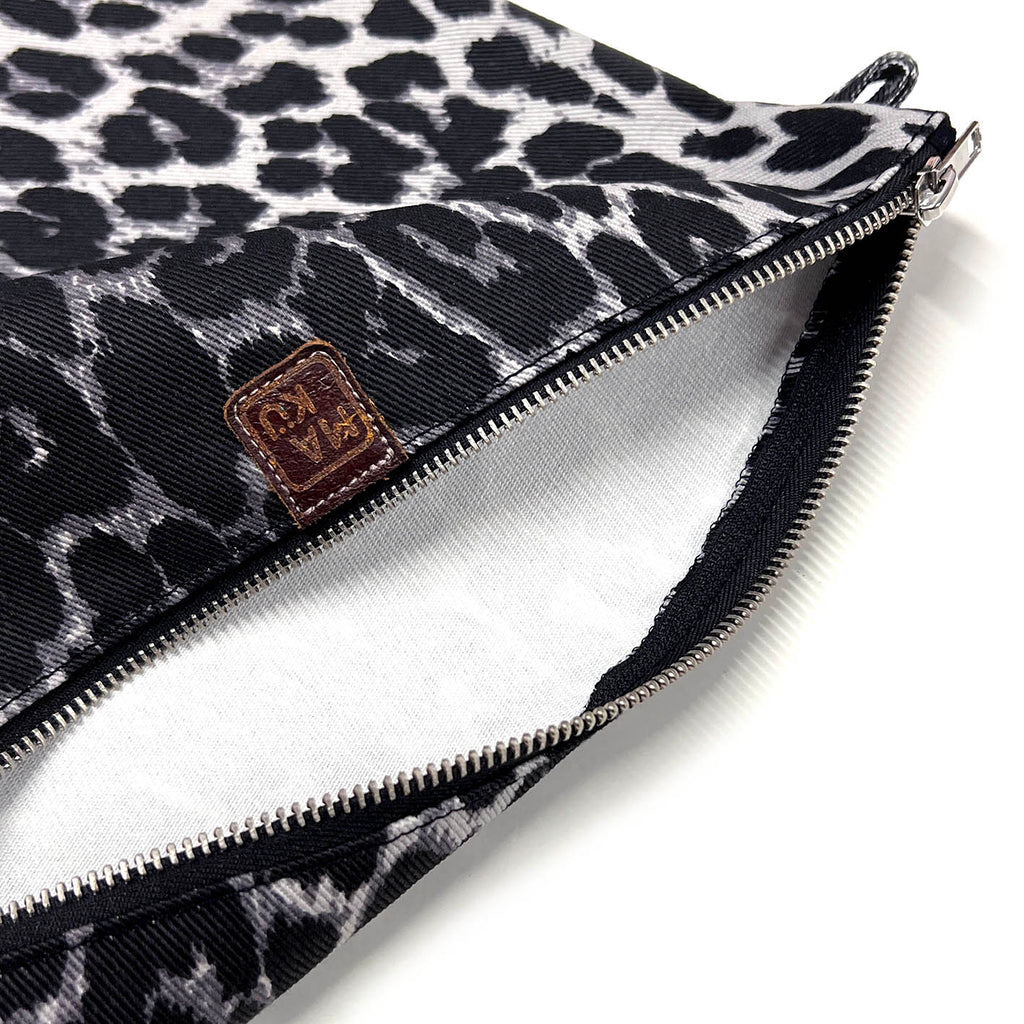 ZIPA CANVAS POUCH / Grey Leopard Print
