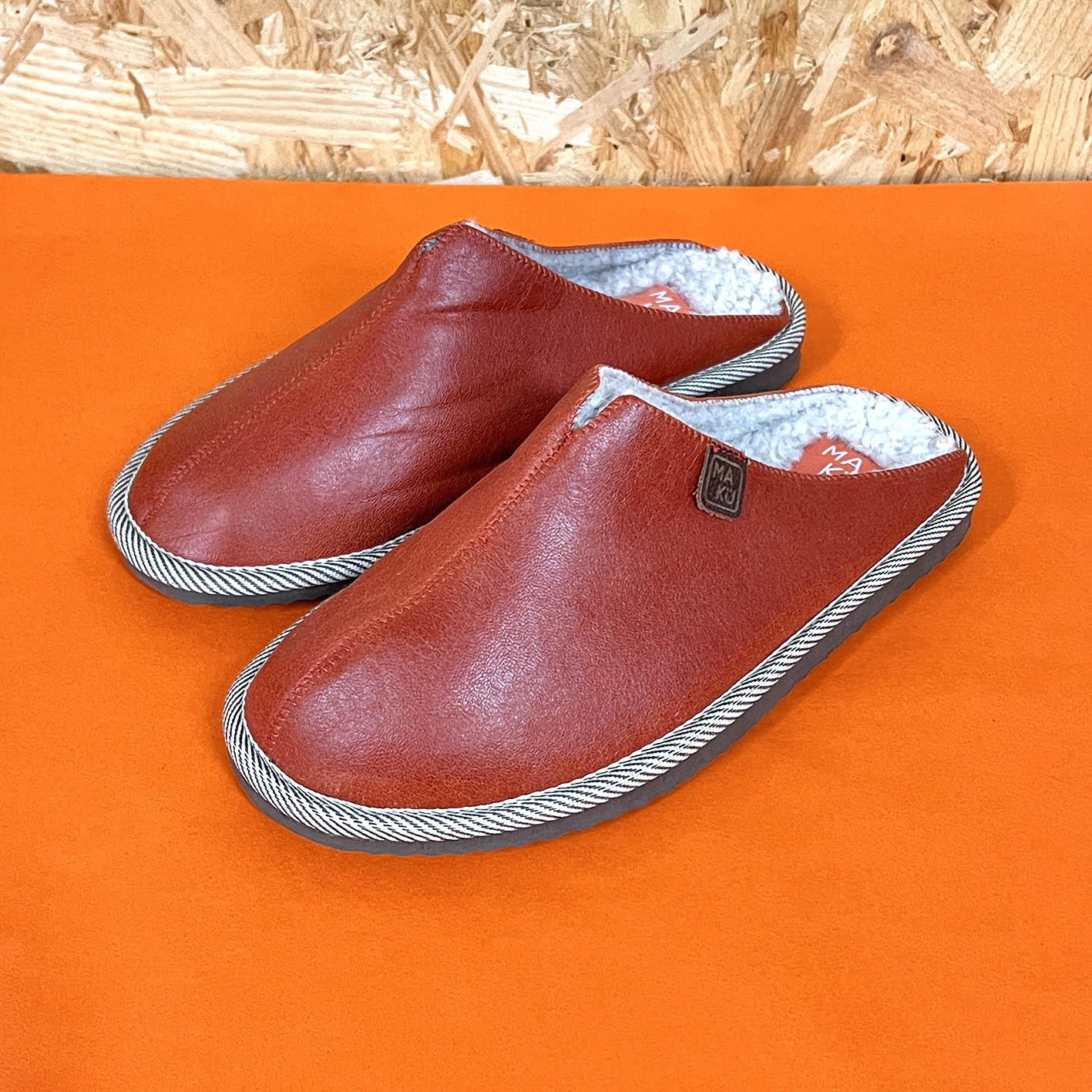POLIN FIT LACQUER RED / Sheepskin slippers