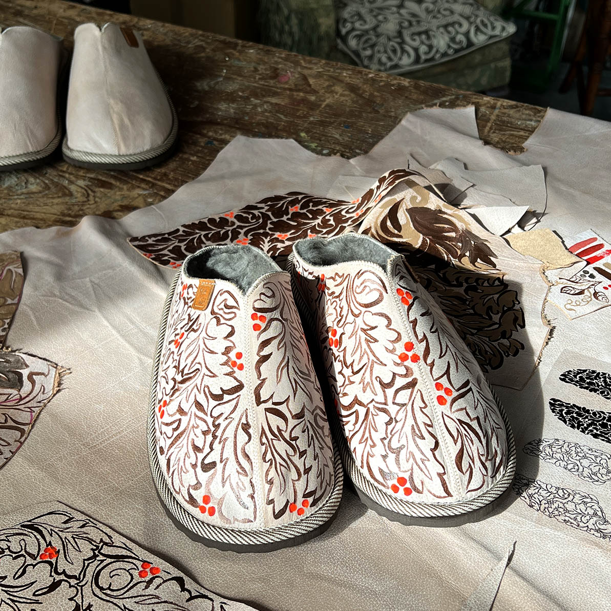 POLIN ACANTHUS BERRY / Designer edition slippers