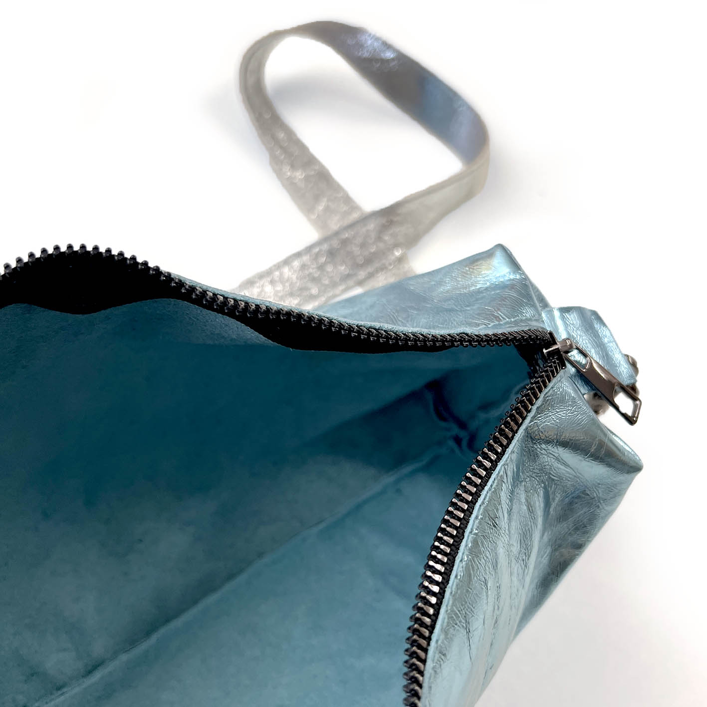 MIBA LEATHER Metallic Sky / Cross-Body Bag