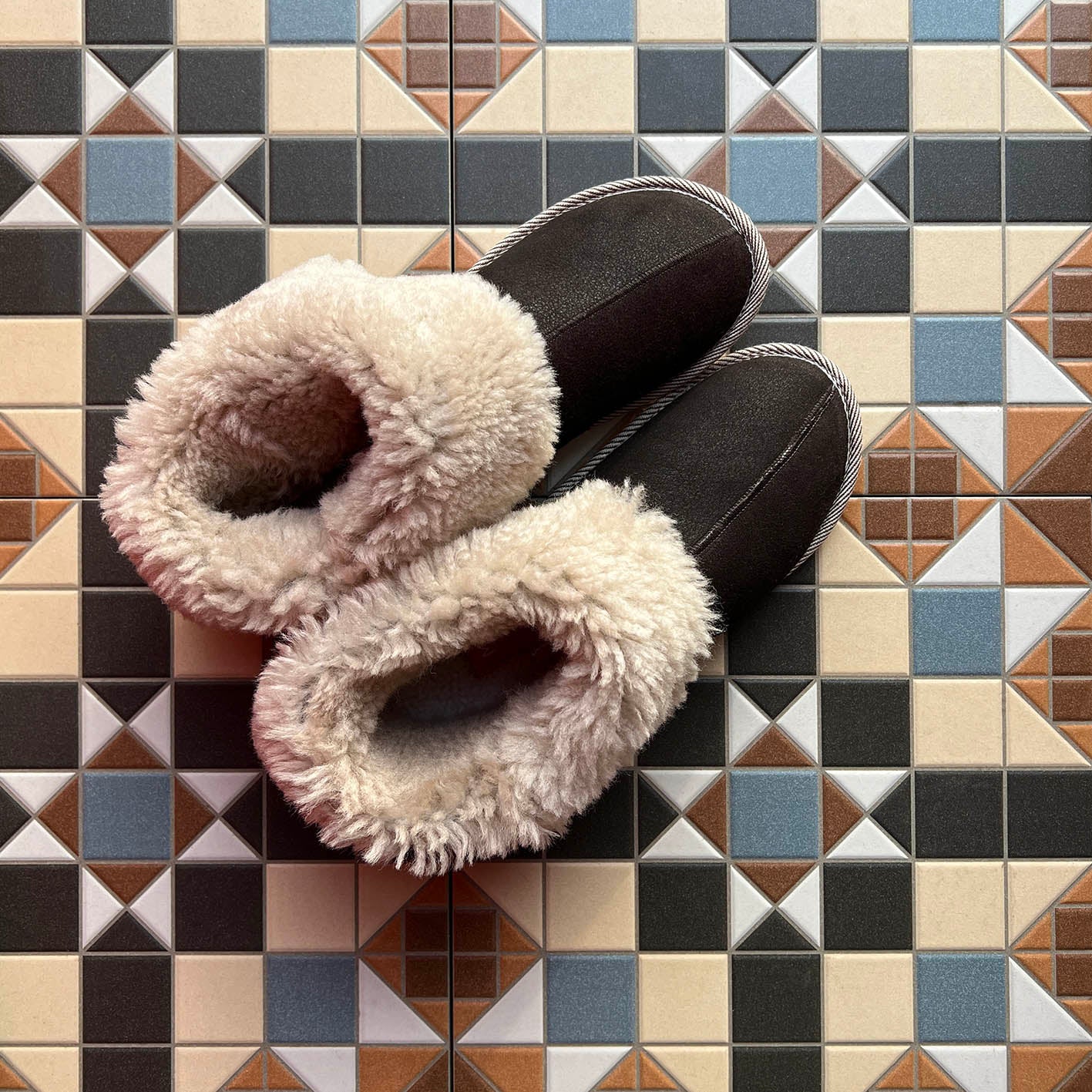 PATIQ SLATE + NATURAL / Sheepskin slippers